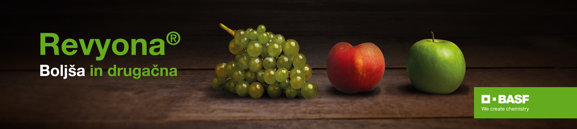 zeleno-grozdje-ob-rdečih-jabolkih-simbol-zdravega-sadeja-zaradi-uporabe-fungicida-revyona